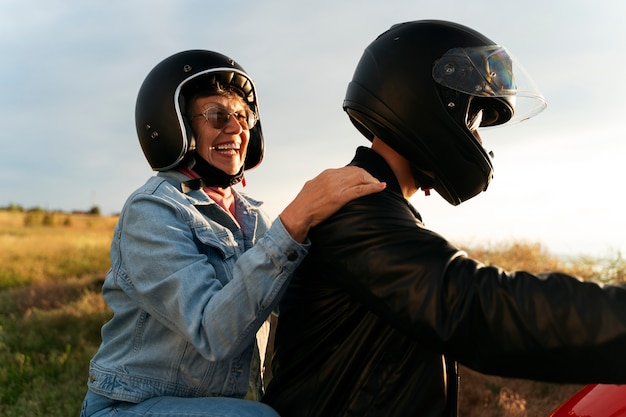 Casal andando de moto em torno de uma bela paisagem