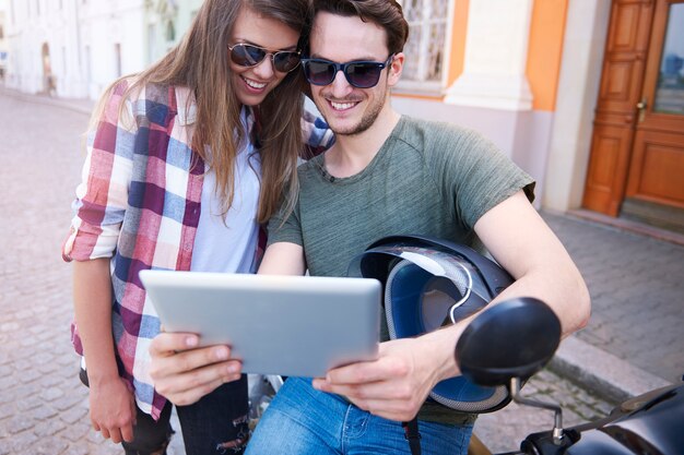 Casal andando de moto na cidade