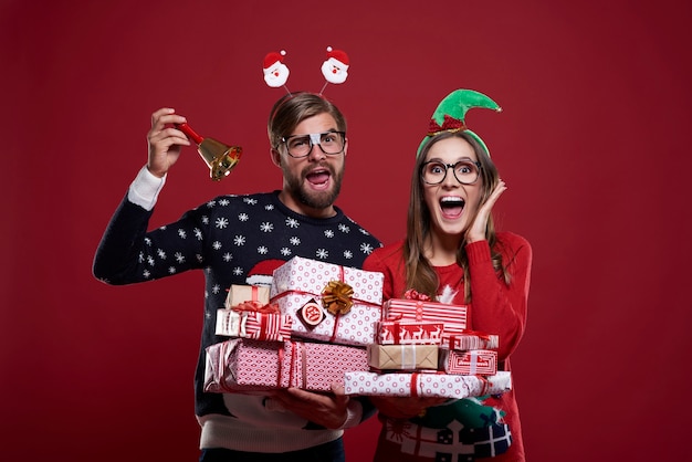 Casal anunciando a época do natal