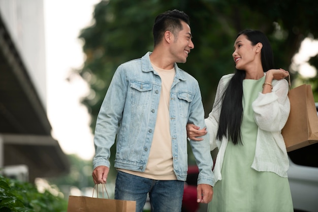 Casal ao ar livre durante uma maratona de compras juntos