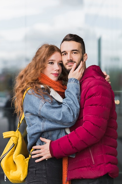 Casal apaixonado, abraçando um ao outro