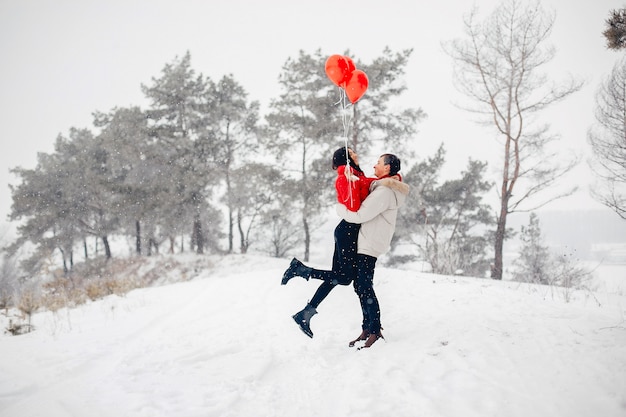 Casal apaixonado andando em um parque de inverno