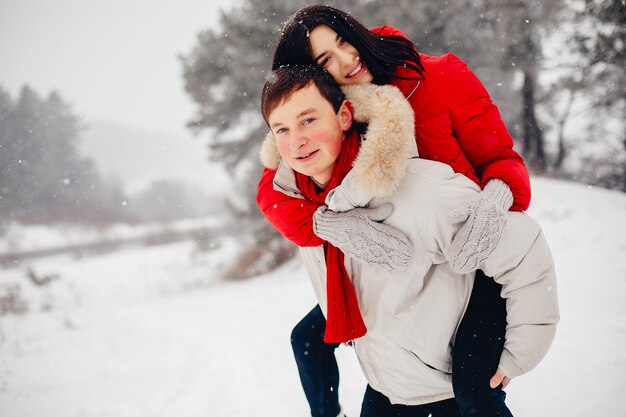 Casal apaixonado andando em um parque de inverno