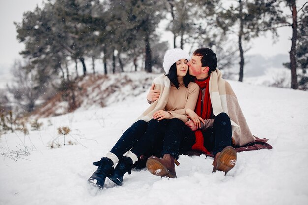 Casal apaixonado andando em um parque de inverno