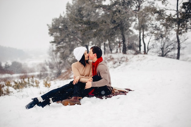 Casal apaixonado andando em um parque de inverno