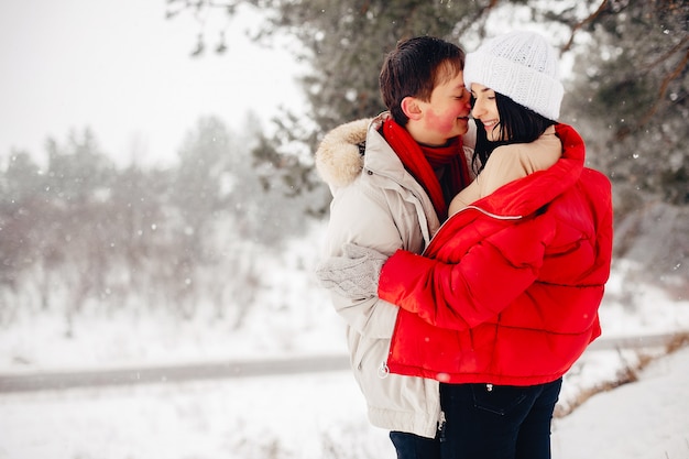 Casal apaixonado andando em um parque de inverno