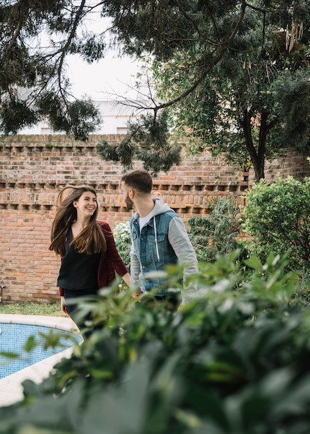 Casal apaixonado andando jardim