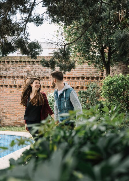 Casal apaixonado andando jardim