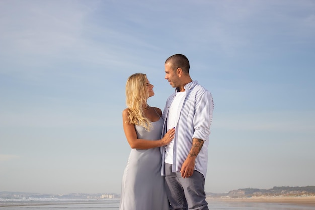 Casal apaixonado andando na praia