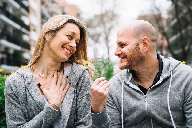 Casal apaixonado ao ar livre