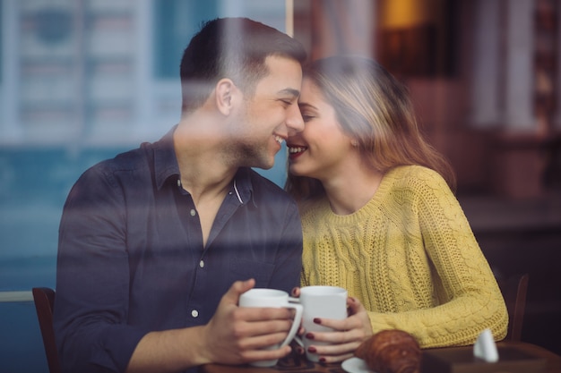 Casal apaixonado, bebendo café na cafeteria