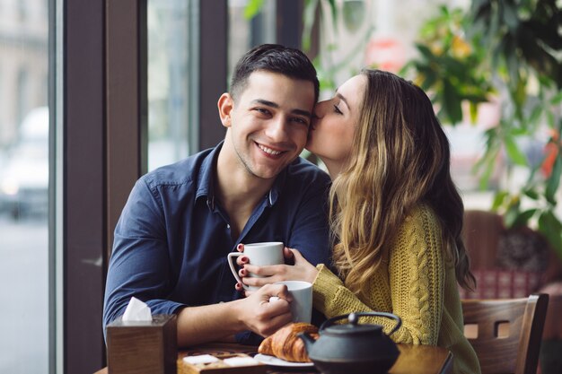 Casal apaixonado, bebendo café na cafeteria