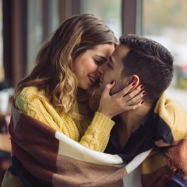 Casal apaixonado, bebendo café na cafeteria