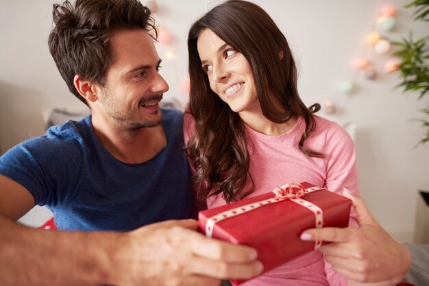 Casal apaixonado com presente de natal