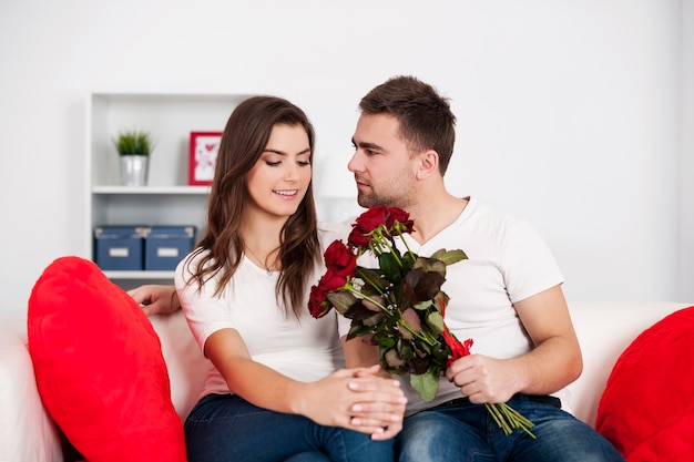 Foto grátis casal apaixonado com rosas vermelhas