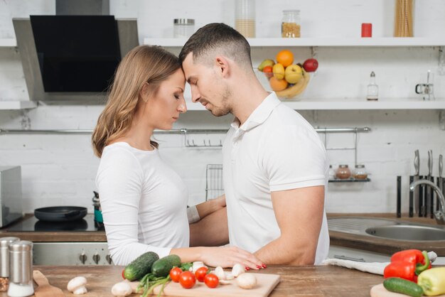 Casal apaixonado cozinhar juntos