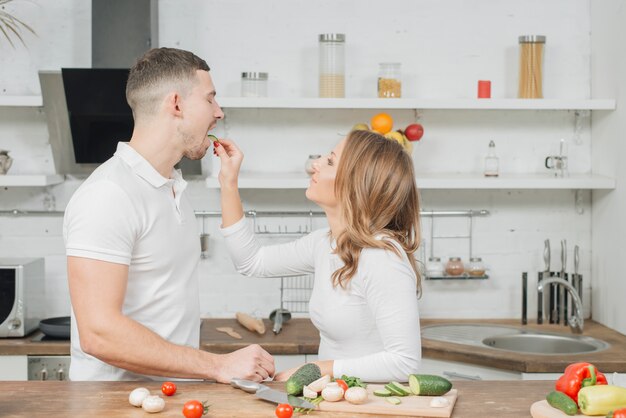 Casal apaixonado cozinhar juntos