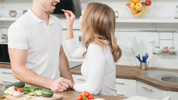 Casal apaixonado cozinhar juntos