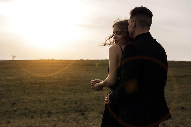 Casal apaixonado de vestido preto e terno