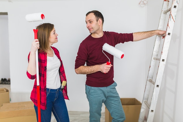 Foto grátis casal apaixonado fazendo renovação