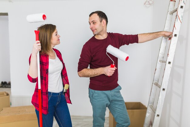 Casal apaixonado fazendo renovação