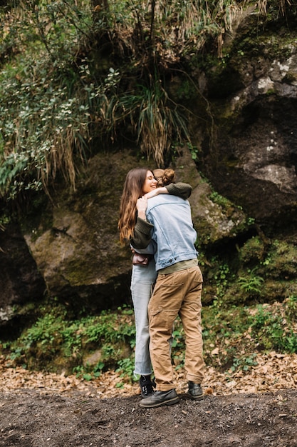 Casal apaixonado juntos na natureza