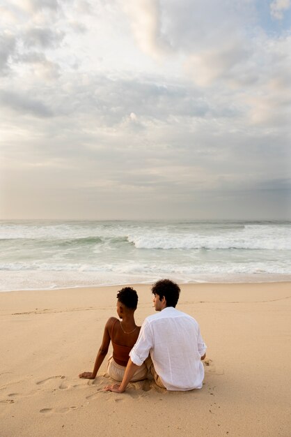 Casal apaixonado mostrando carinho na praia perto do oceano
