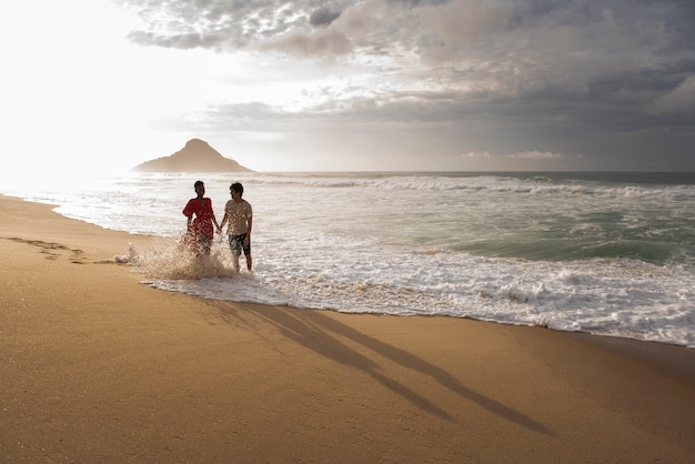 Casal apaixonado mostrando carinho na praia perto do oceano