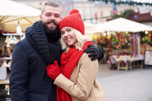 Casal apaixonado no mercado de natal