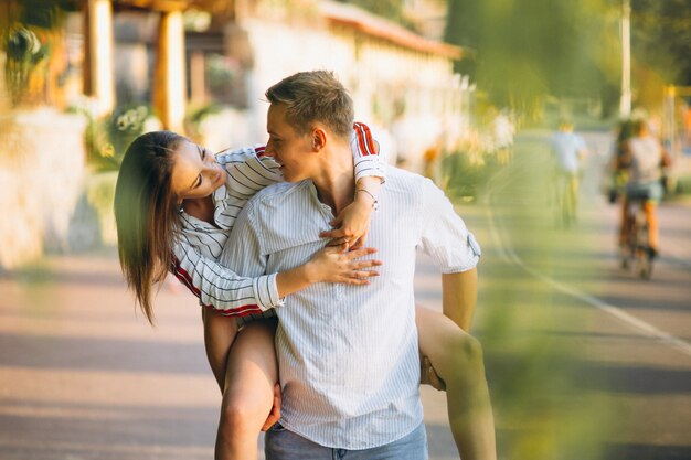 Casal apaixonado no parque