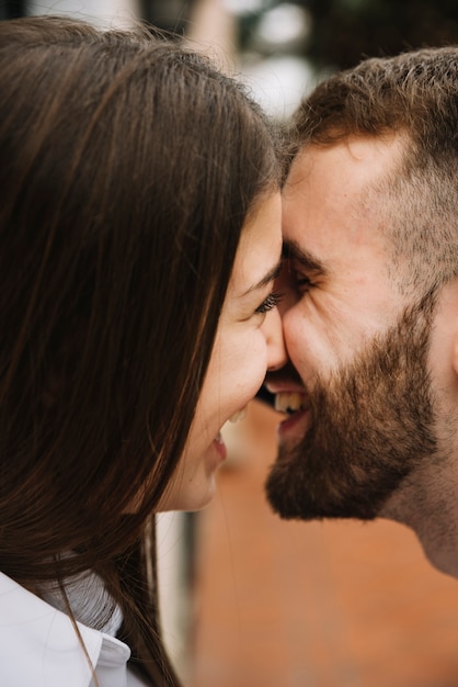 Casal apaixonado olhando um ao outro