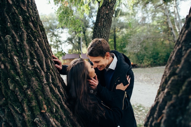 Foto grátis casal apaixonado. pares felizes de amantes que olham se e que beijam em ao ar livre.