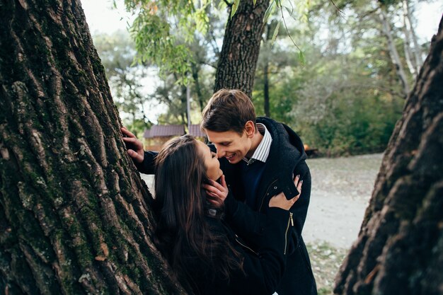 Casal apaixonado. Pares felizes de amantes que olham se e que beijam em ao ar livre.