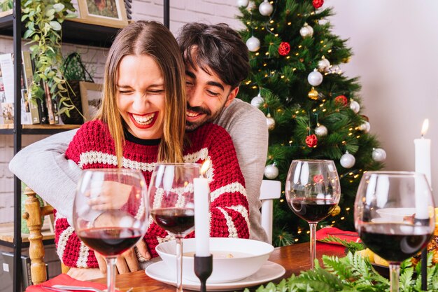 Casal apaixonado pelo jantar de Natal