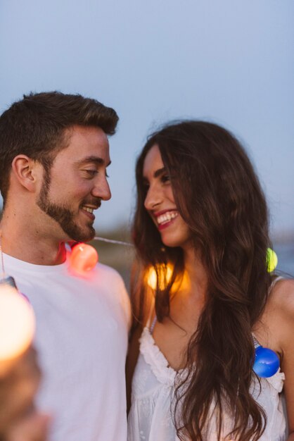 Foto grátis casal apaixonado por corda leve ao redor do pescoço