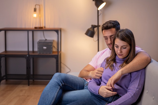 Foto grátis casal apaixonado, relaxando em casa