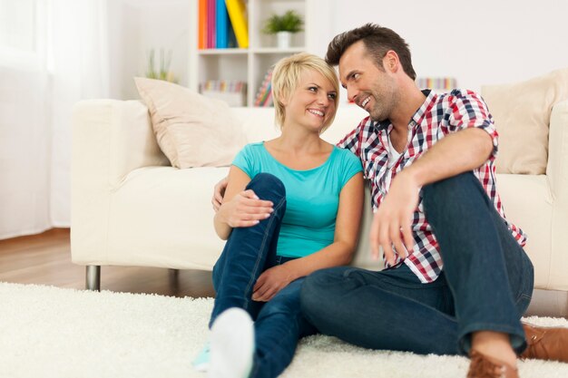 Casal apaixonado relaxando na sala de estar