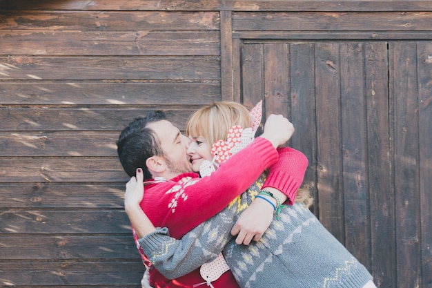 Casal apaixonado se beijando nos corações