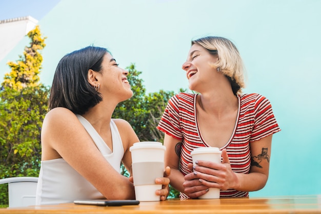 Casal apaixonado, tendo um encontro no café