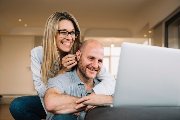 Foto grátis casal apaixonado usando laptop