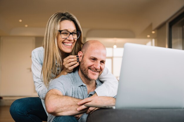 Casal apaixonado usando laptop