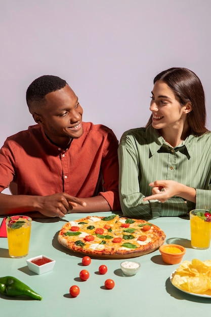 Casal apreciando uma deliciosa comida italiana