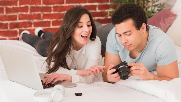 Foto grátis casal aprendendo juntos um novo hobby