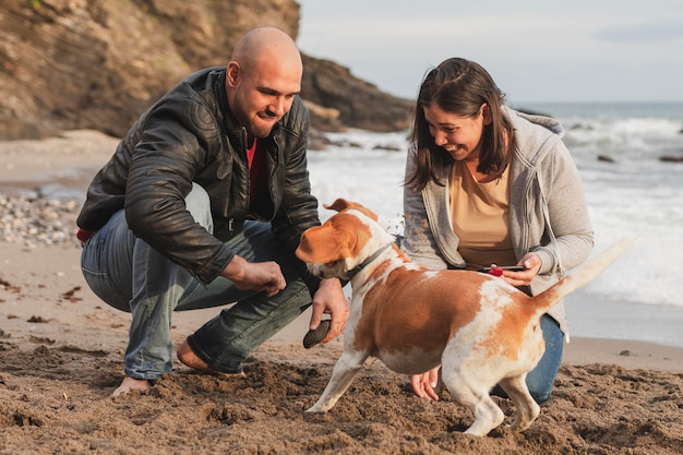 Casal aproveitando o tempo com cachorro