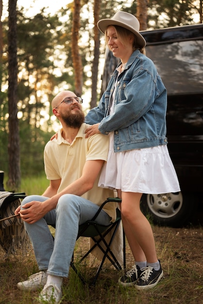 Casal aproveitando o tempo no acampamento