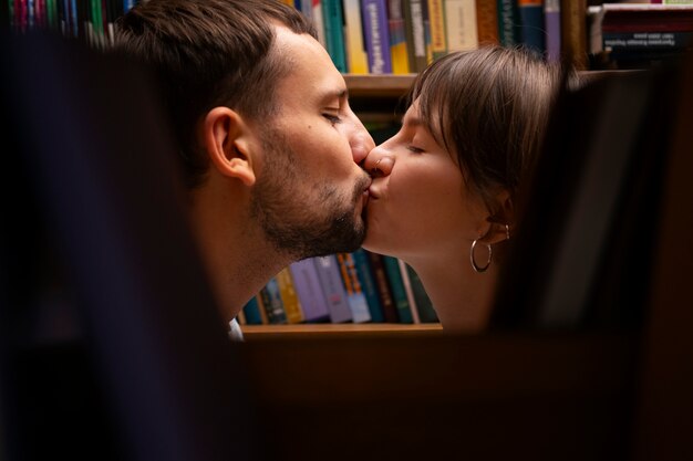 Casal aproveitando seu encontro na livraria