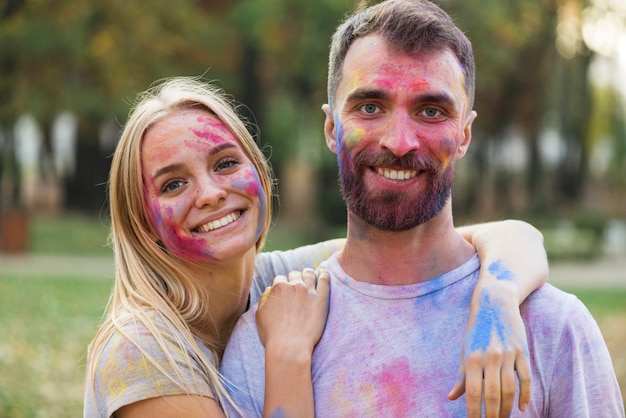 Casal aproveitando seu tempo no festival