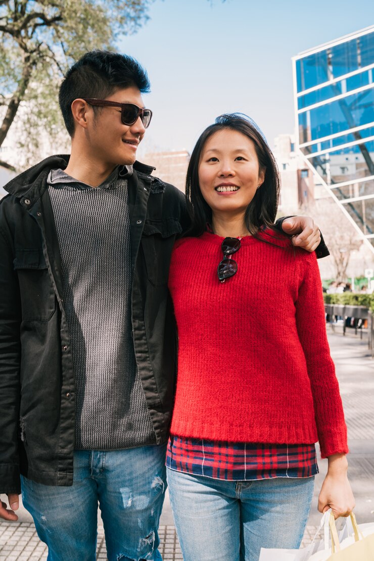 Foto grátis casal asiático andando na cidade.