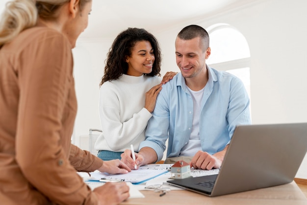 Casal assinando contrato para nova casa