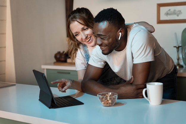 Casal assistindo netflix juntos dentro de casa